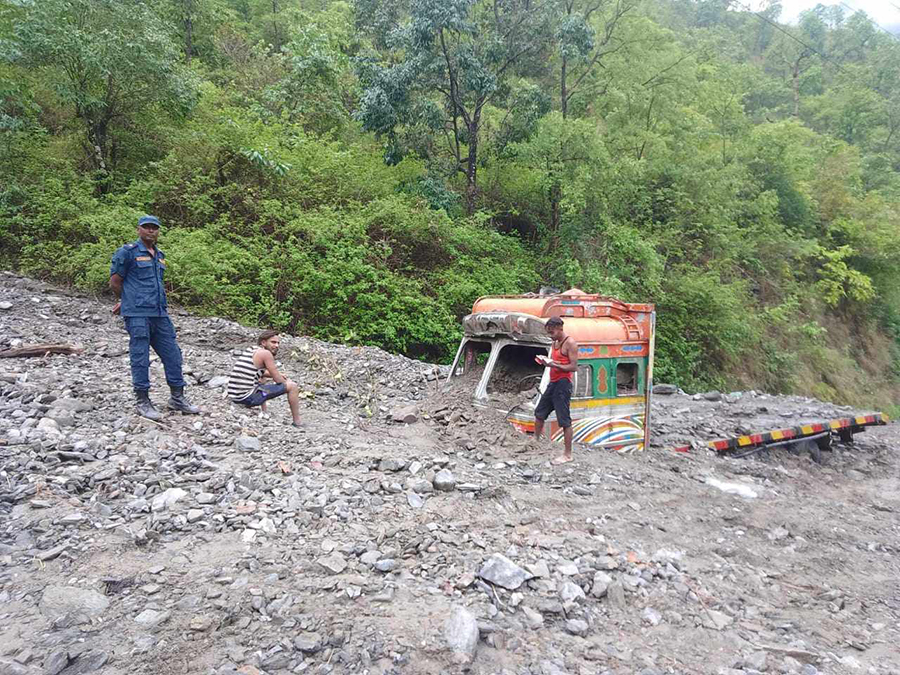 सिन्धुलीमा मध्यपहाडी लोकमार्ग अवरुद्ध