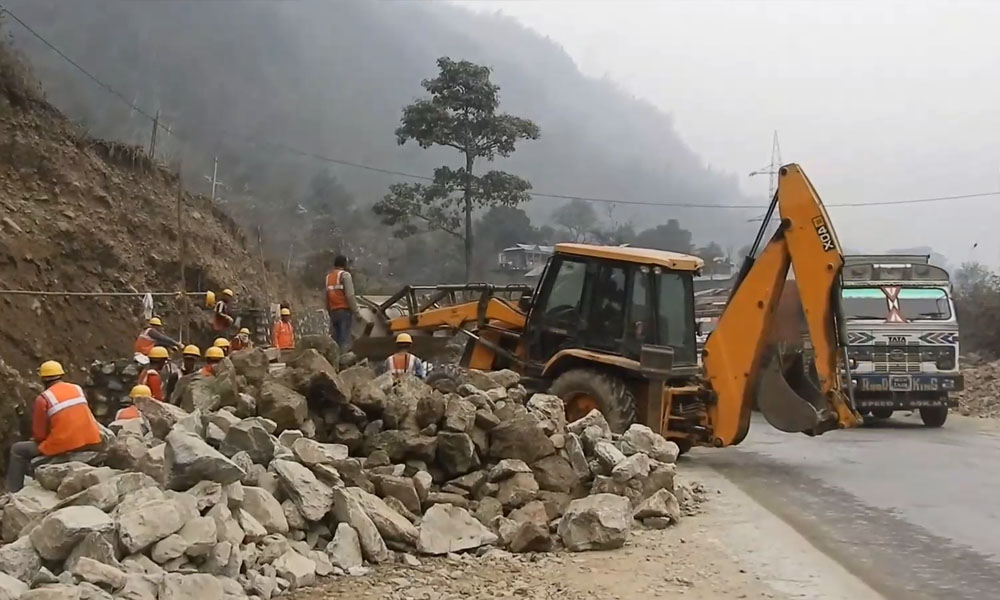 नारायणगढ–मुग्लिन सडकमा २५ ठाउँ पहिरोको जोखिम