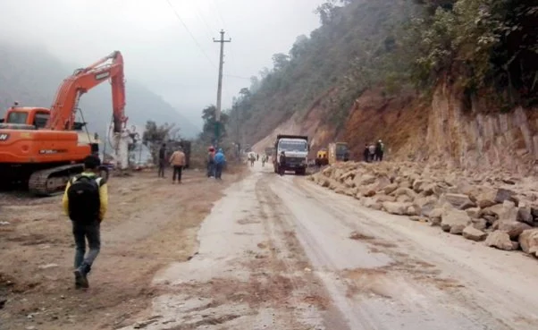पहिरोका कारण अवरुद्ध बनेको पृथ्वी राजमार्ग पुनः सञ्चालनमा