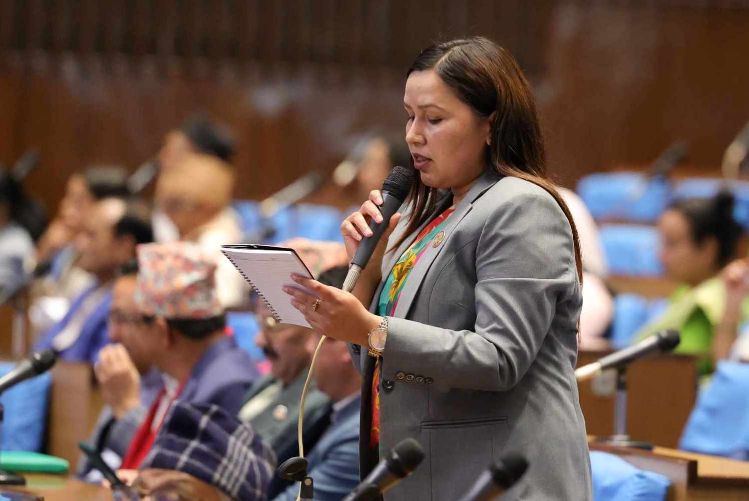 सरकारी अस्पतालमा बिरामीले घण्टौँ लाइन बस्नुपर्ने बाध्यता हटाउन सचेतक बरालको माग