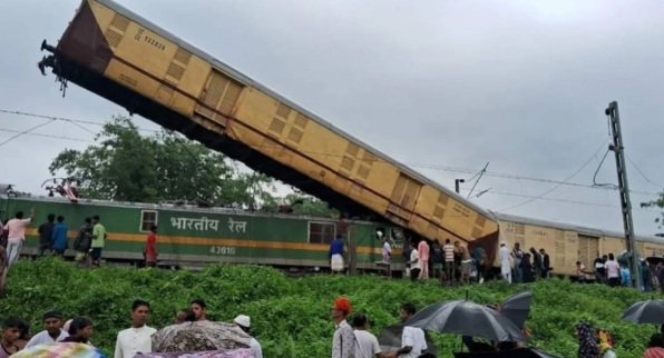 जलपाईगुडीमा यात्रुवाहक रेल मालवाहक रेलसँग ठोकिँदा पाँच जनाको मृत्यु