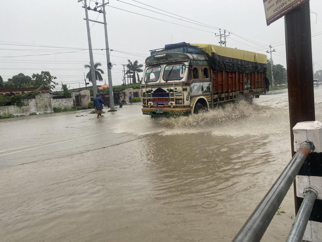 अविरल वर्षाका कारण सुनसरी र मोरङका सडकमै खोला बग्न थाले