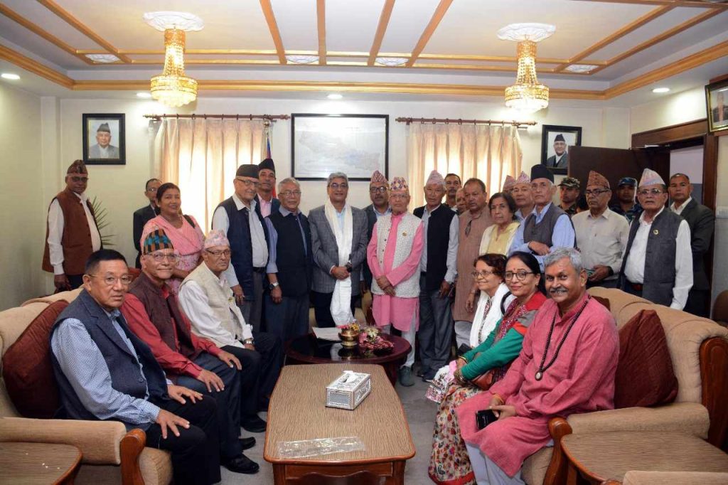 पूर्वसांसदले मागे सुविधा