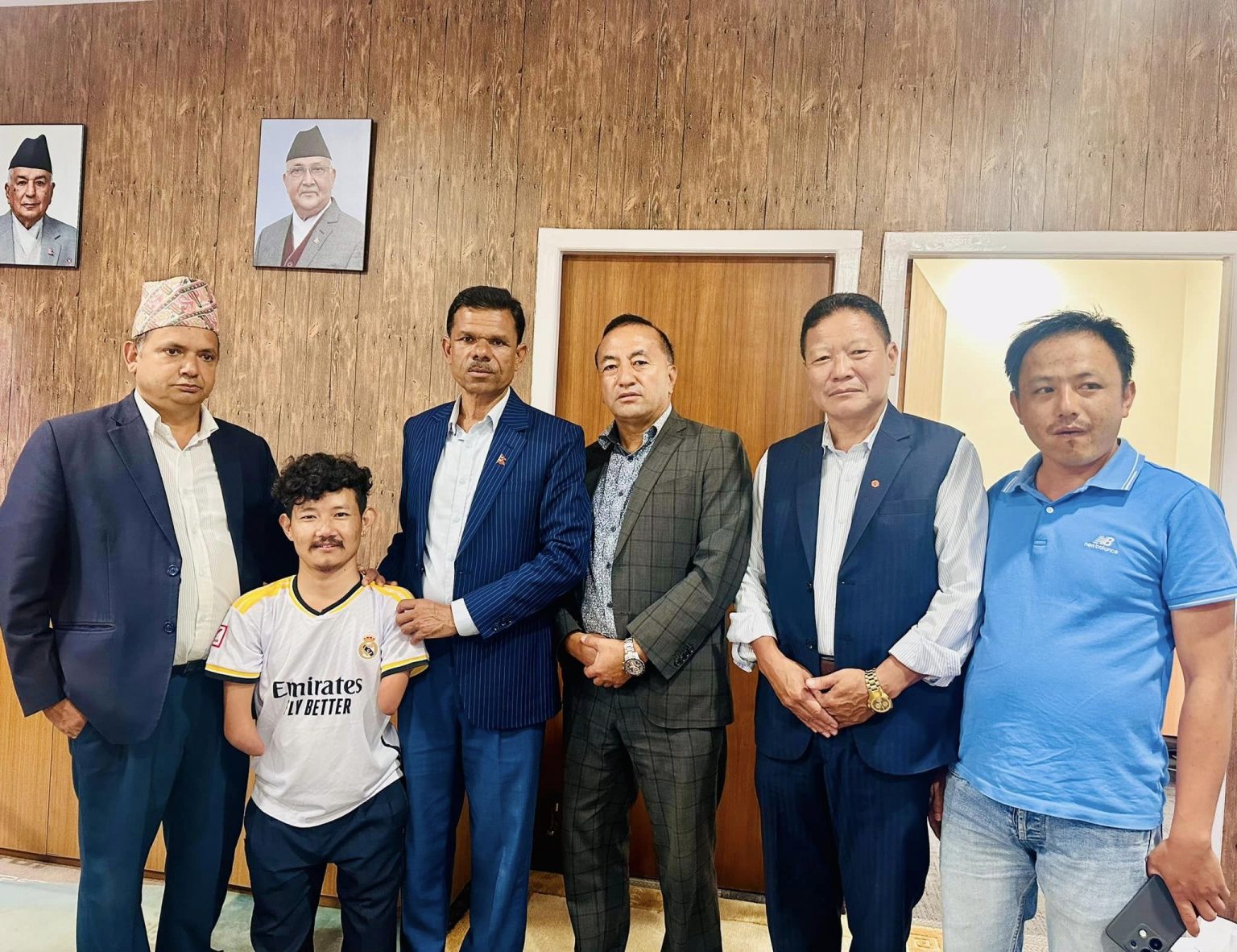 प्रधानमन्त्री ओलीको सचिवालयमा आधा हातले कम्प्युटर चलाउने गणेश राई पनि