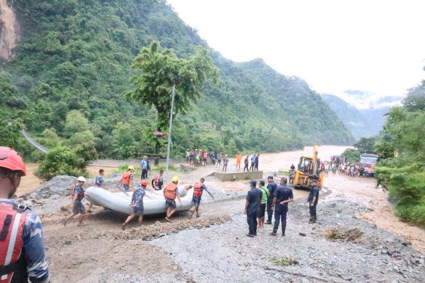 नारायणगढ–मुग्लिन सडकबाट त्रिशूलीमा खसेका बस र यात्रुहरुको खोजी कार्य सुरु