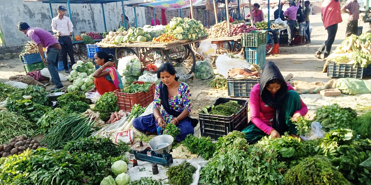 वर्षाले ढुवानी अवरोध हुँदा उपत्यकामा तरकारीको मूल्य बढ्यो