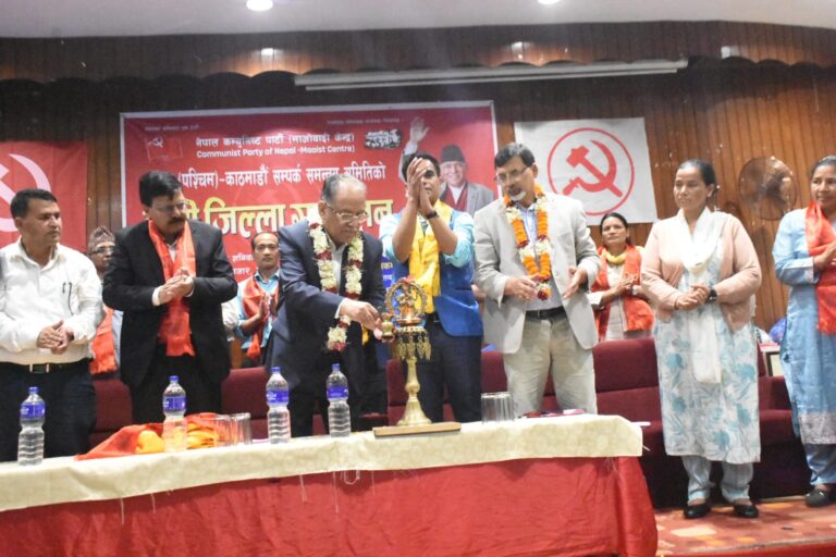 बैठकमा प्रचण्ड र जनार्दन शर्मा आमनेसामने