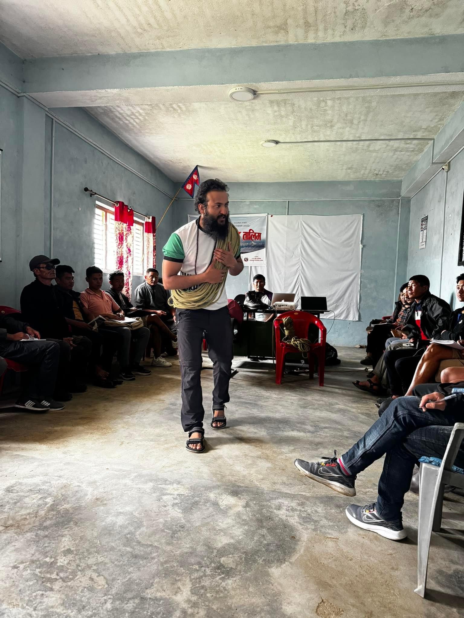 सन्दकपुर गाउँपालिका–२ मा ट्रेकिङ पोटर गाइड तालिम सम्पन्न