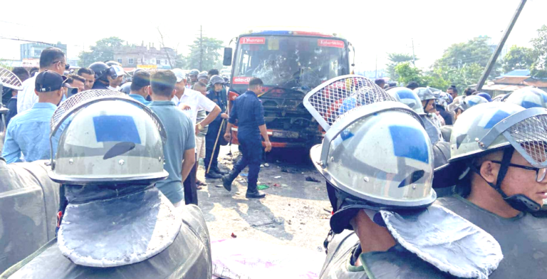 कमलमा बसको ठक्करबाट एकको मृत्यु, बसमा आगजनी