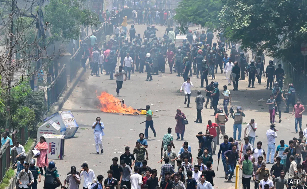 राष्ट्रपतिको राजिनामा माग गर्दै बङ्गलादेशको राष्ट्रपति भवन कब्जा