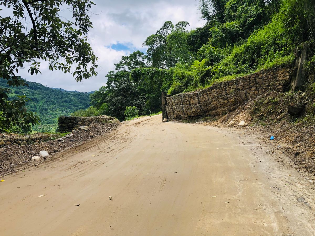 सरोकारवाला निकायको वेवास्ताले मेची राजमार्ग ४ दिन देखी अवरुद्ध