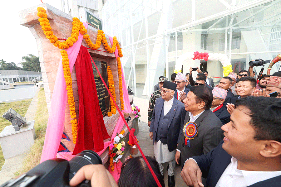 दमक व्यापारीक कम्लेक्सको प्रधानमन्त्री ओलीद्वारा उद्घाटन