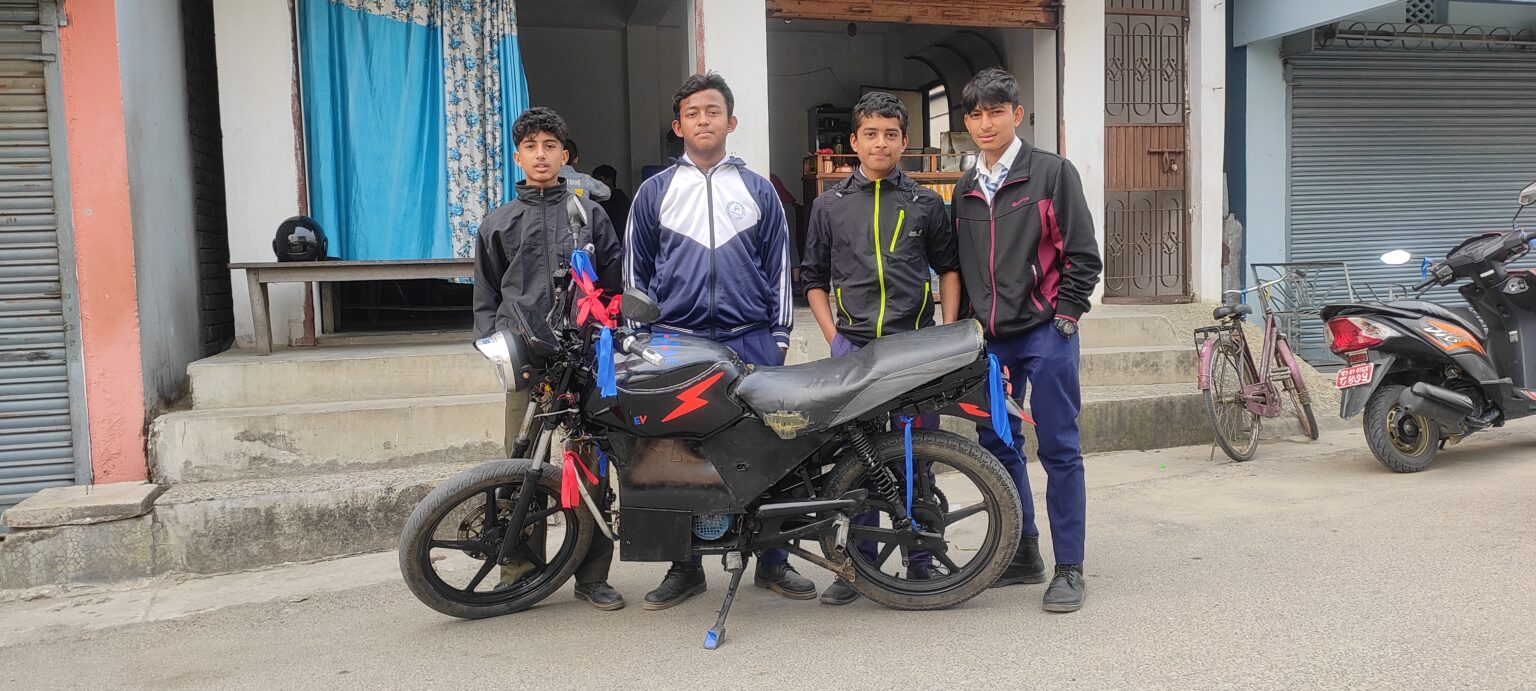 झापाका विद्यार्थीहरुले बनाए विजुलीबाट चल्ने मोटरसाइकल
