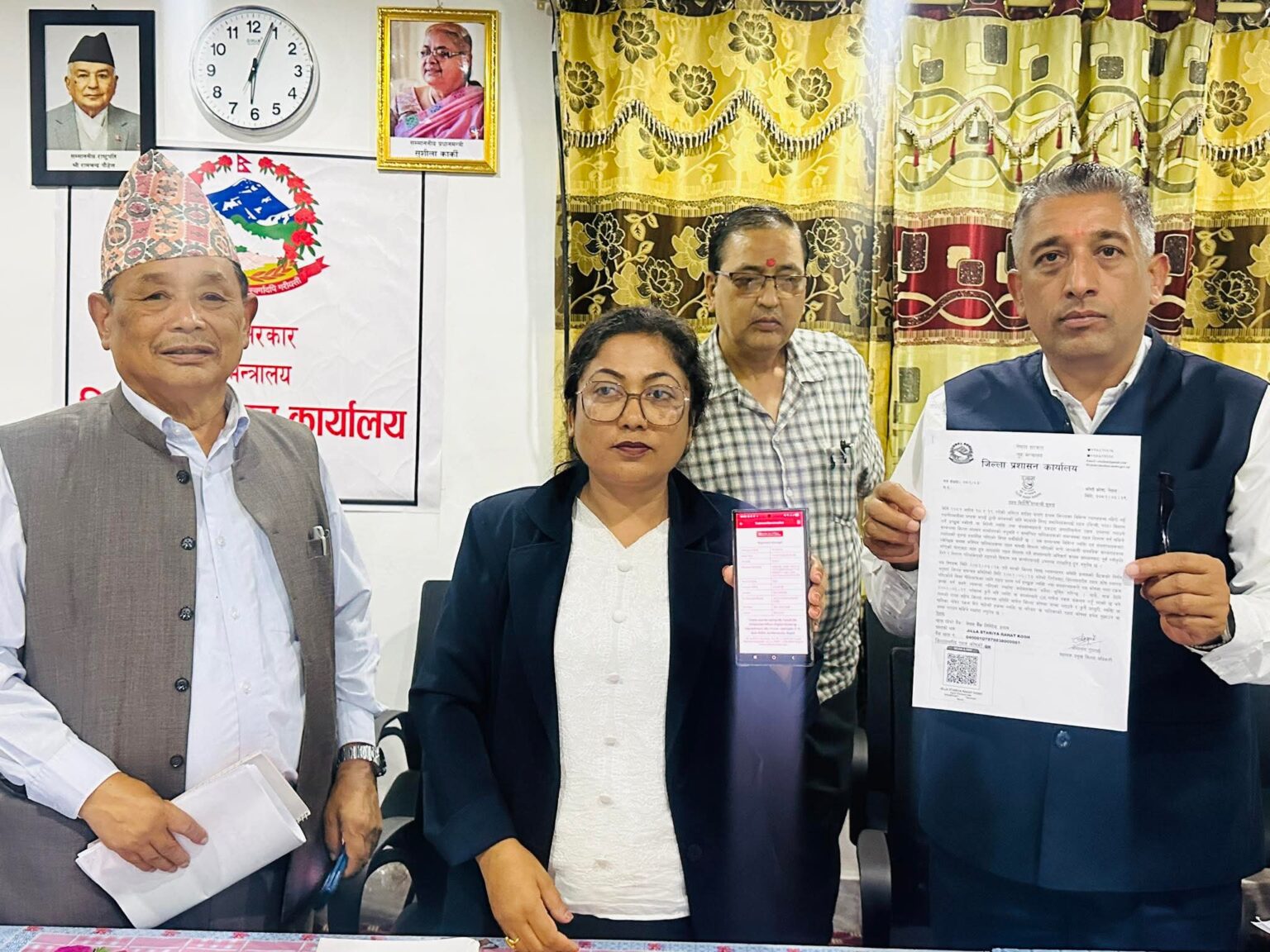 प्रमुख जिल्ला अधिकारी सुनिता नेपालद्वारा एक महिनाको तलब राहत कोषमा जम्मा