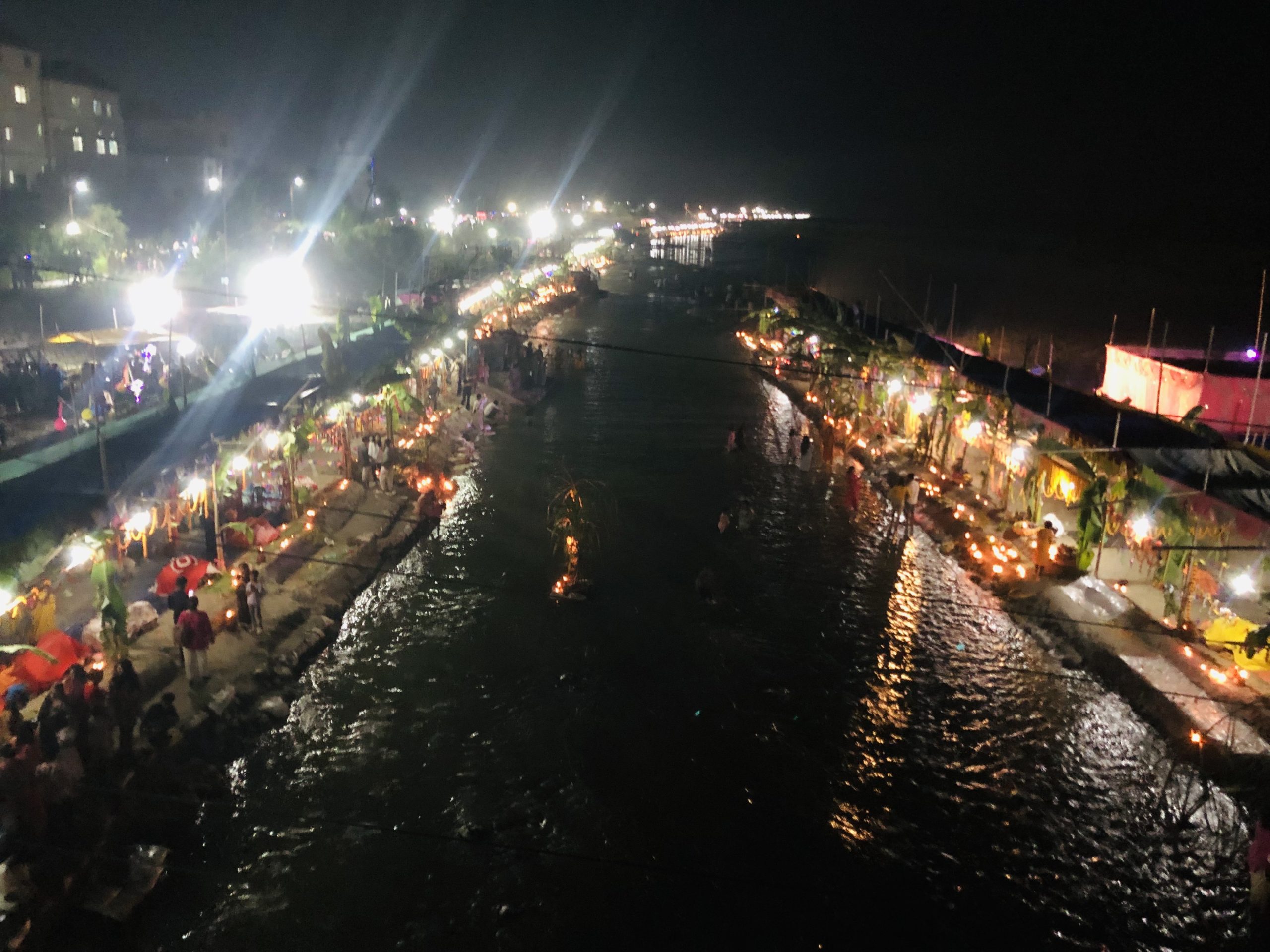 रतुवा नदी किनारको छठ पूजा घाटमा साझको रैनक (फोटो फिचर)