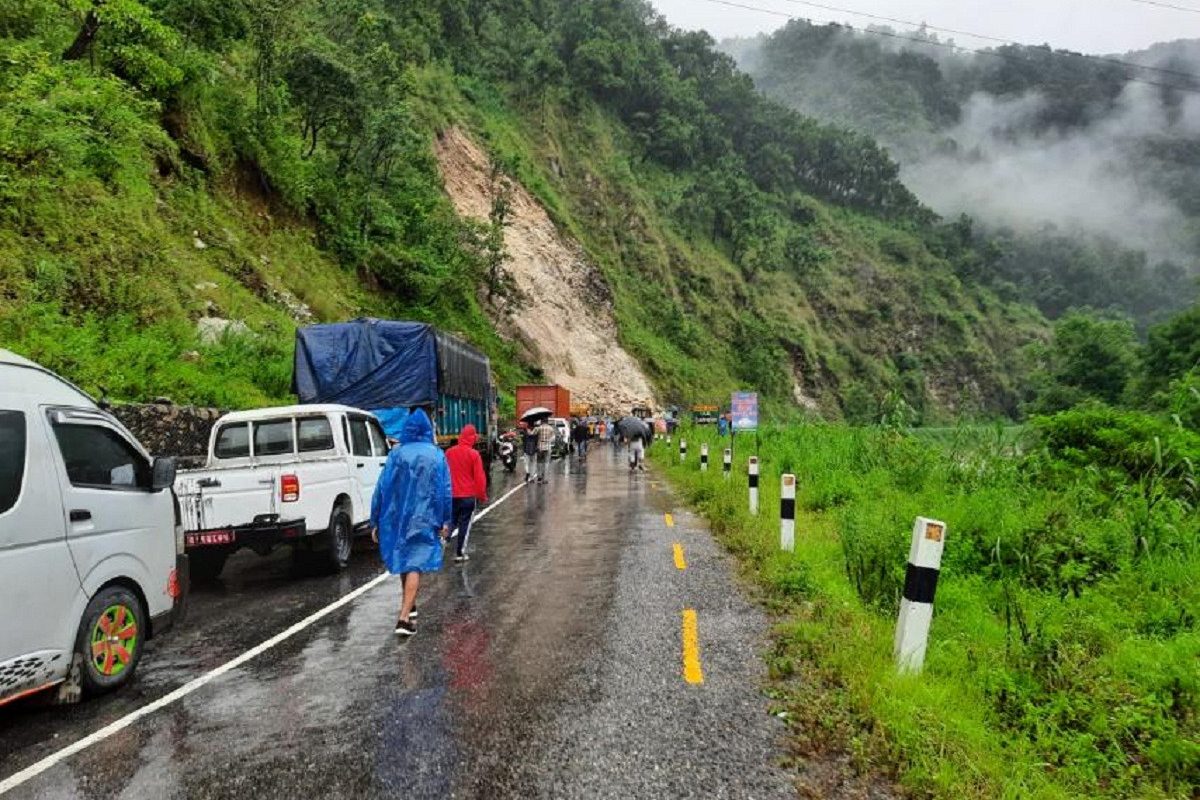 अविरल वर्षाका कारण देशभरका छ सडकमा आवागमन रोकियो