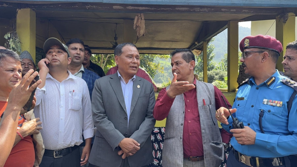 इलामका बाढीपीडितलाई मन्त्री घिसिङले गरे राहत वितरण, भोलिसम्म सडक खुलाउन निर्देशन