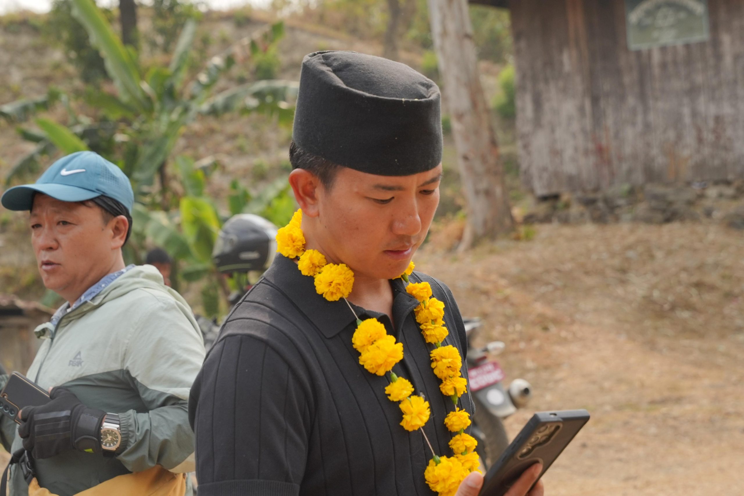 १६ महिनापछि फेरि भोट माग्दै- व्यक्तिगत शालीनताले मतदाताको मन जित्न खोज्दै सुहाङ