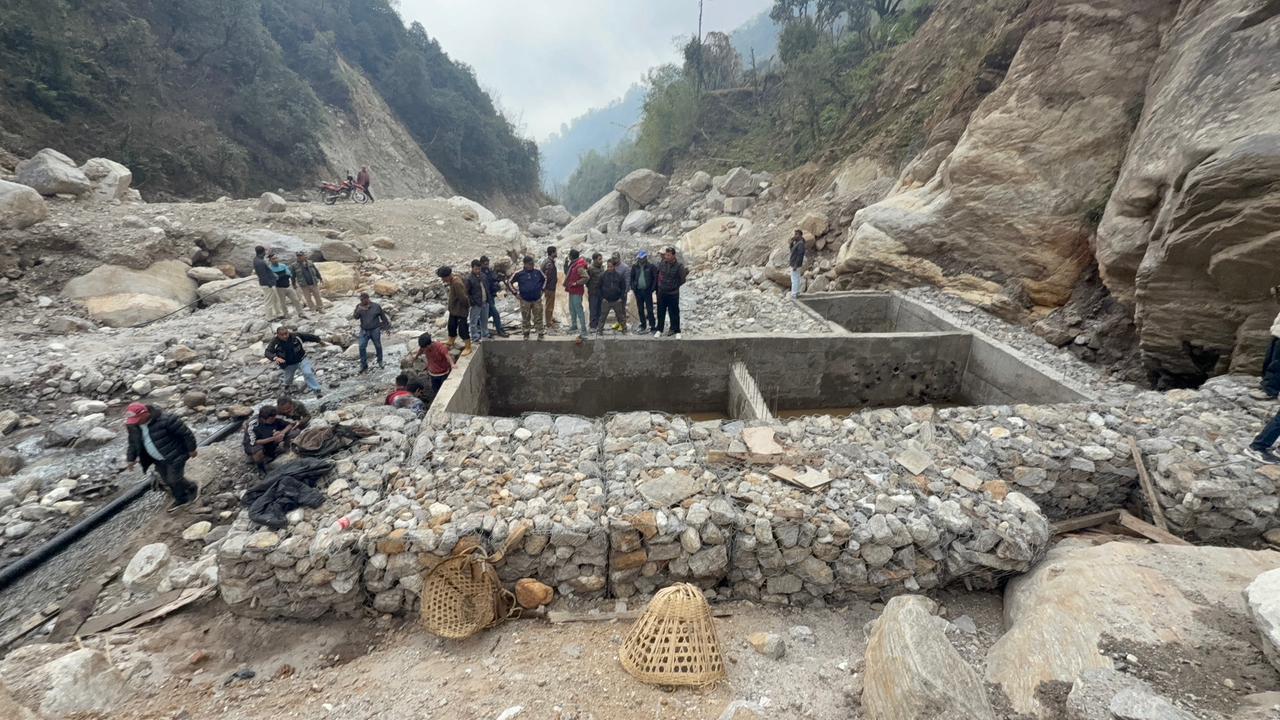 क्षतिग्रस्त इलाल बजार शहरी खानेपानी आयोजनाको मर्मत धमाधम हुँदै