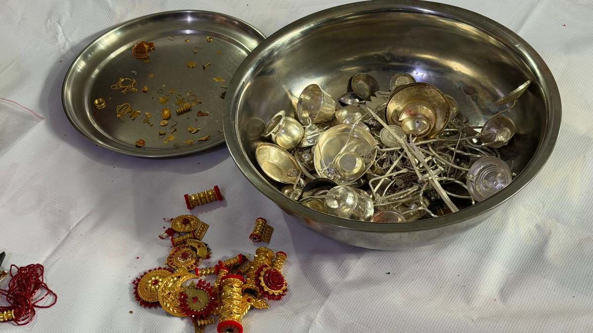 इलामको पाथीभरा मन्दिरमा भक्तजनले चढाएको सुन र चाँदी प्रशोधन गरिँदै