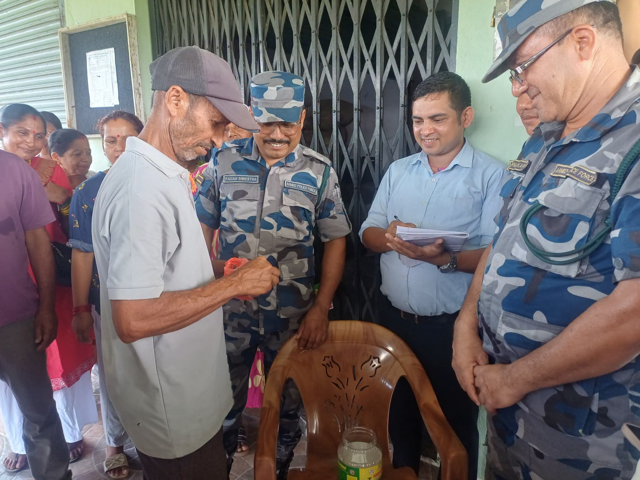 बालेनको निर्वाचन क्षेत्रमा ५ बोरा युरियाका लागि ५० किसानको लाइन, चिठ्ठामा मल वितरण
